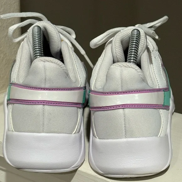 Wmns Nike Legend Essential 2 / White Green Glow  / CQ9545 100 / Great Shape Sz 8 - Picture 7 of 9